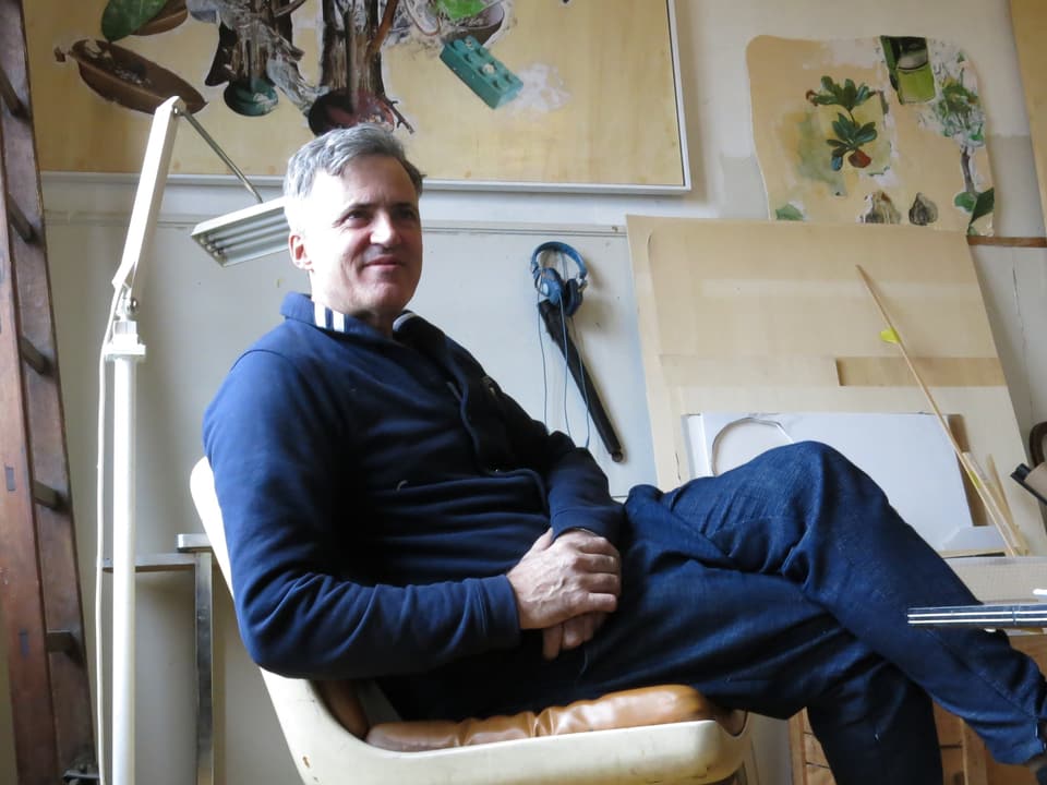 Der Maler Alex Güdel in der gemütlichen Ecke in seinem Atelier im Progr. 