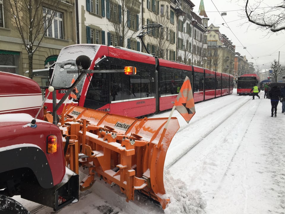 Schneeräummaschine und Tram in Bern