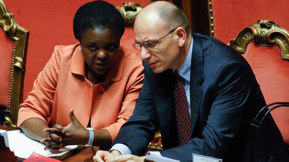 Kyenge und Letta besprechen sich im Parlament.