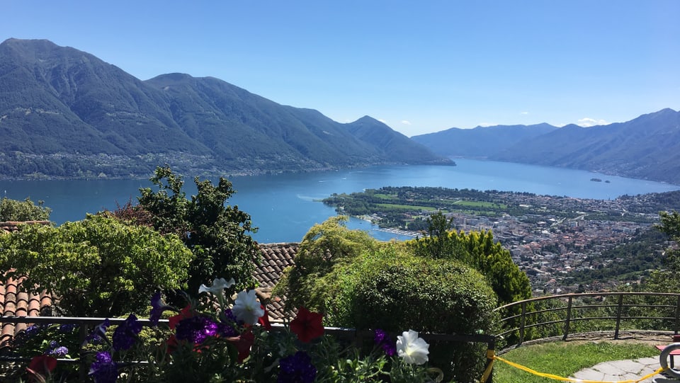 Blick von oben auf das Maggiadelta und den Lago Maggiore.
