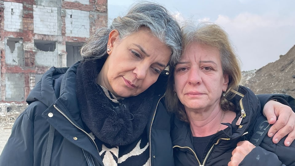 Aliye Gül mit Cousine Songül, die Ehemann und Sohn verloren hat. 