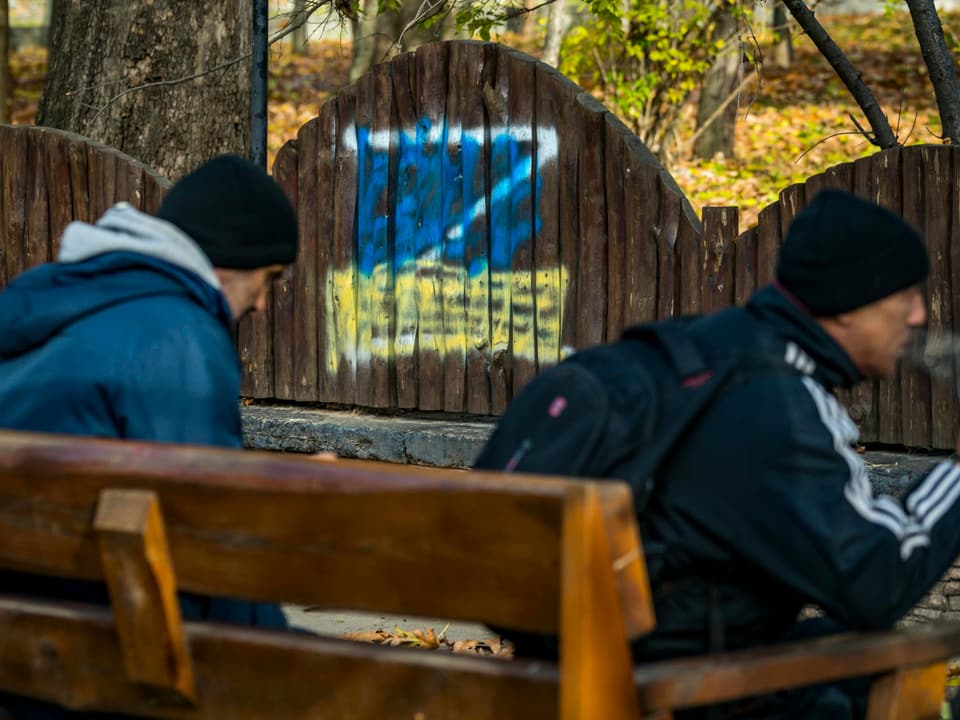 In einem Park ist ein Z mit der ukrainischen Flagge übermalt.