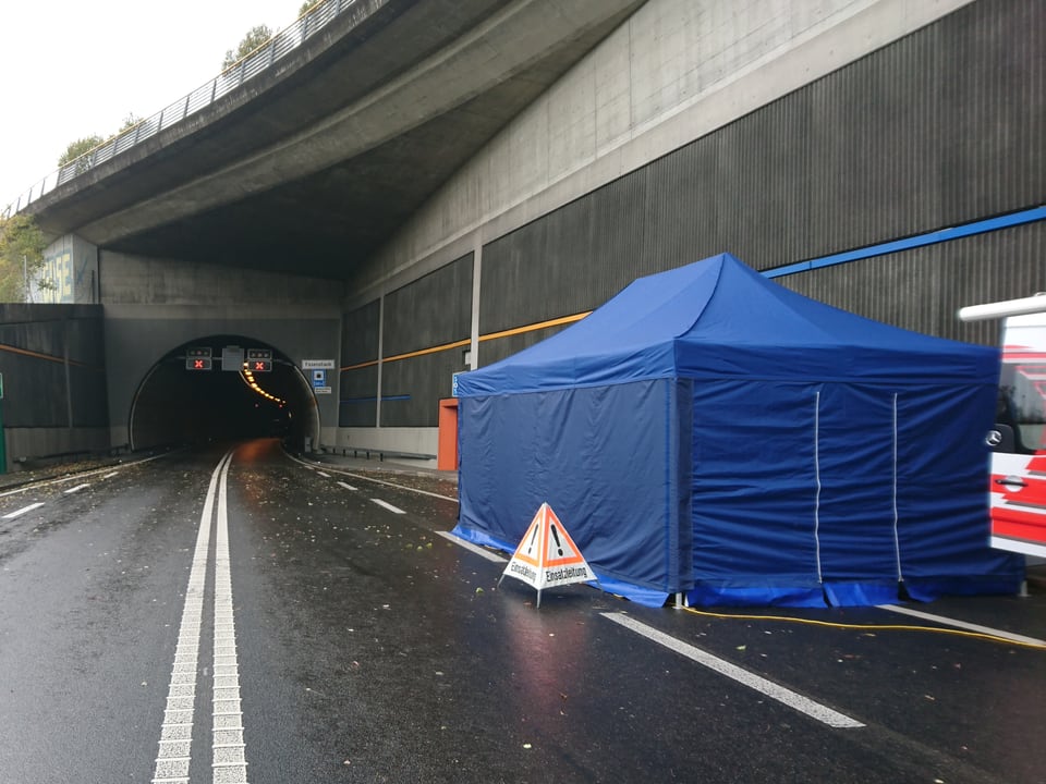 Vor dem Tunneleingang hat die Polizei ein Zelt aufgestellt.