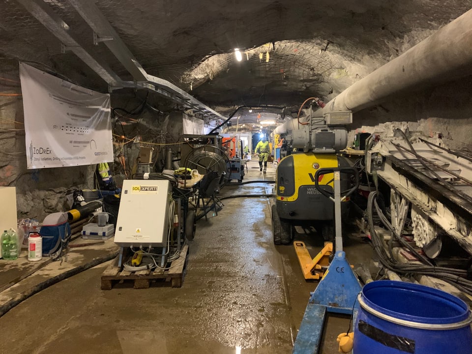 Die Platzverhältnisse im Bedretto-Lab sind eng: Viele Geräte und Menschen im engen Tunnel