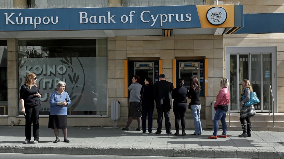 Menschen vor einer Bank
