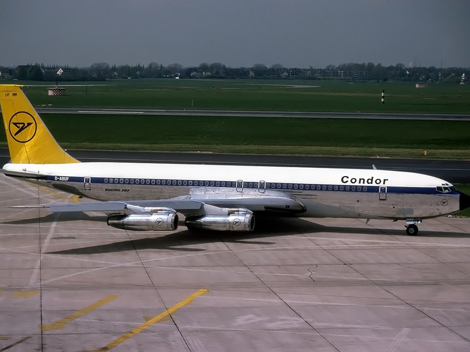 Ein Flugzeug des Typs Boeing 707 steht auf dem Flugfeld.