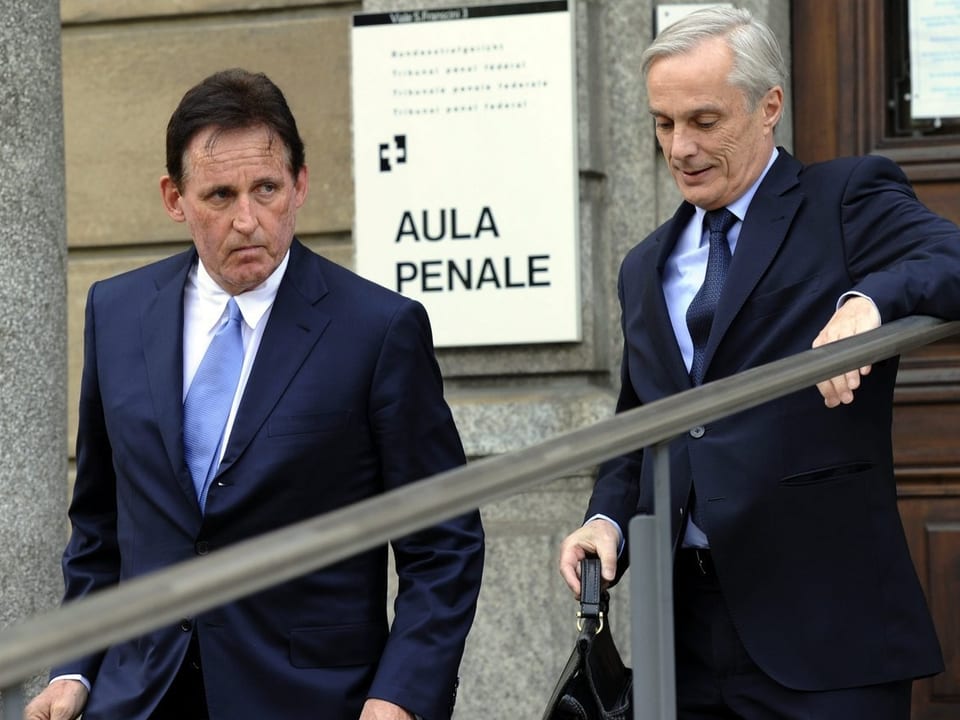 Holenweger und sein Anwalt beim Verlassen des Gerichts in Bellinzona
