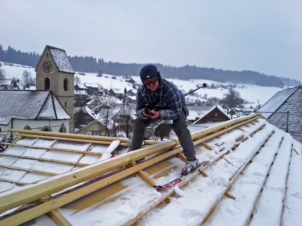 Oliver Zaugg mit Ski auf dem Dach.