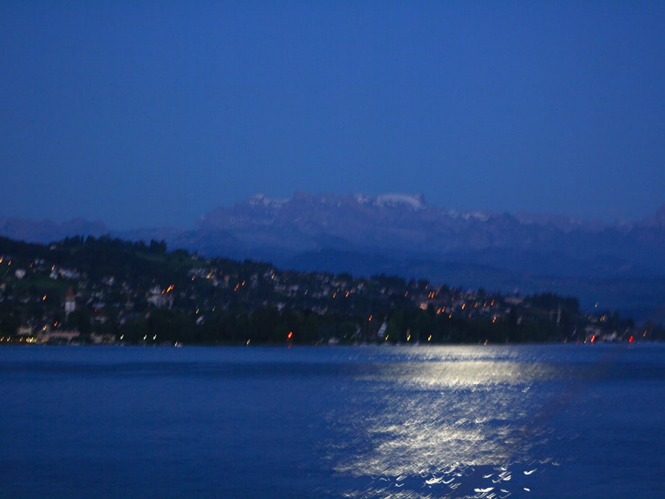 Gegen 22.00 Uhr lagen Zürichsee und Glärnisch in zartem Mondlicht.
