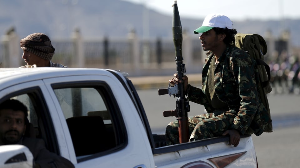 Huthi-Rebellen fahren auf einem Pickup