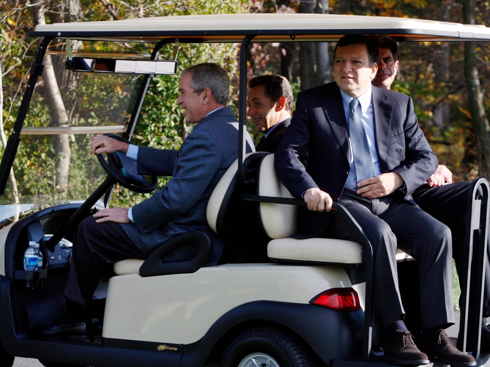US-Präsident George W. Bush fährt Frankreichs Präsident Nicolas Sarkozy (Beifahrer), EU-Kommissionspräsident José Manuel Barroso (Sozius vorne) mit dem Caddy auf den Golfplatz. (reuters)