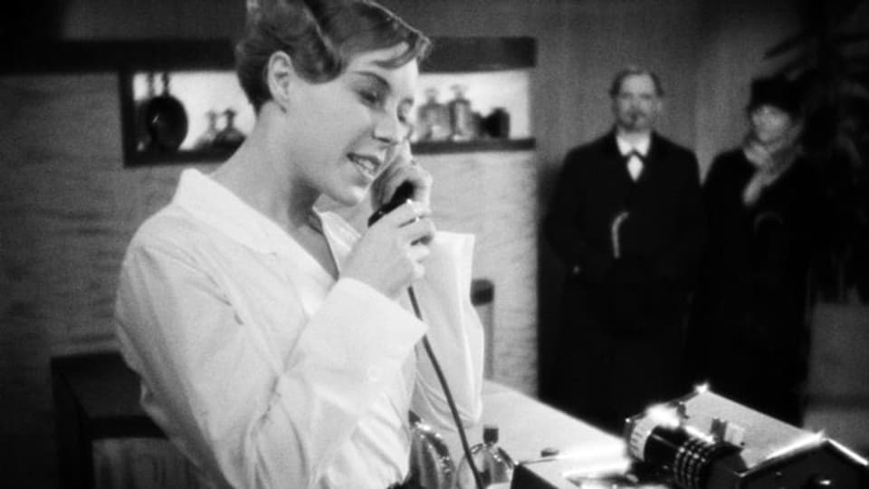 Ein schwarz-weiss Bild einer Frau, die telefoniert