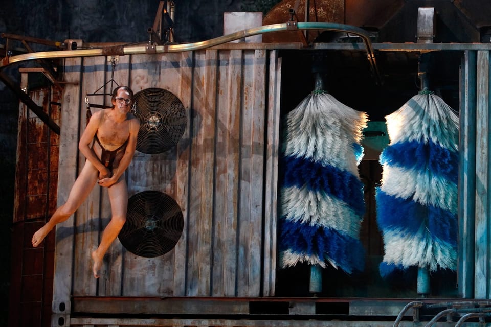 Ein Schauspielr fliegt nackt durch eine Auto-Waschanlage.