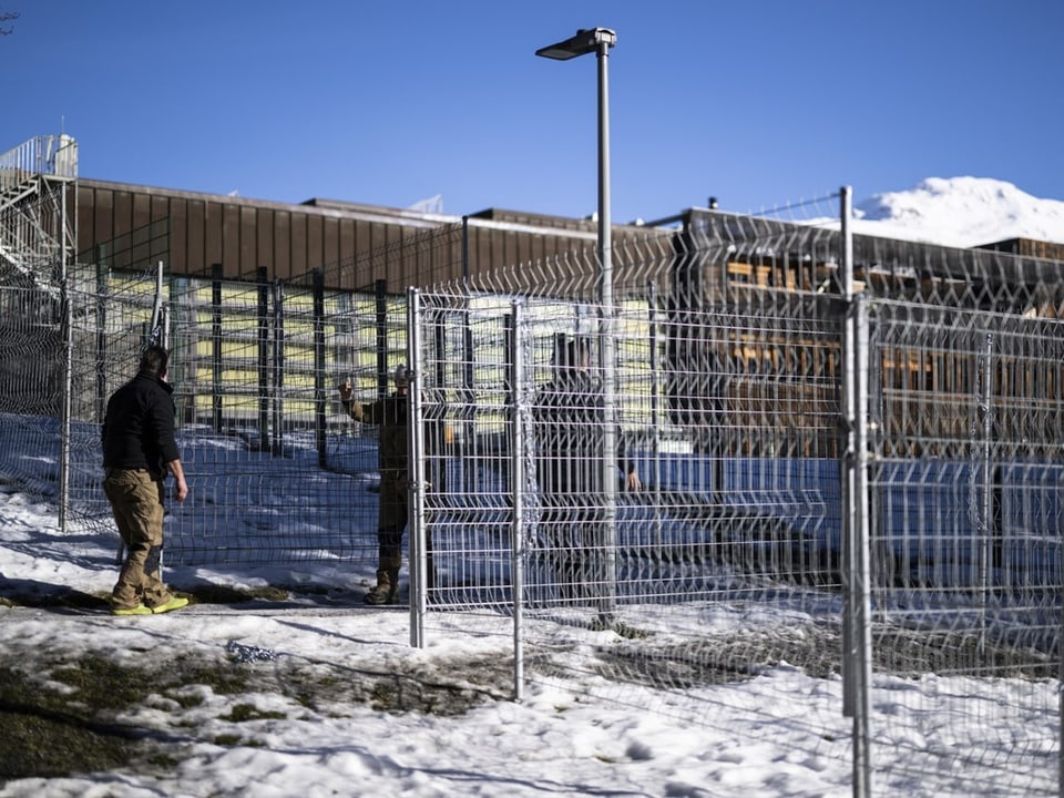 Personal stellt Zäune rund um das Kongressareal in Davos auf