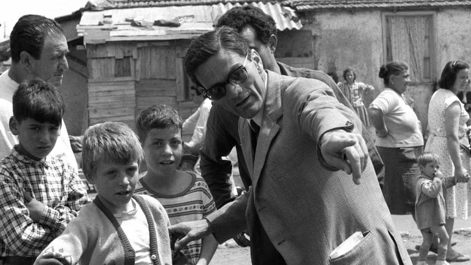 Pasolini am Set mit Kinder-Schauspielern.