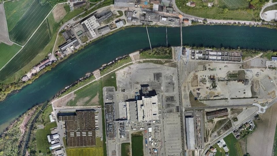 Luftbild eines Industrieareals mit Fluss.