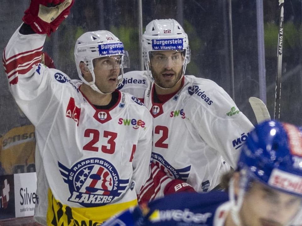 Feiern den Treffer zum 2:1 Lakers-Stürmer Nico Dünner (links) und Rajan Sataric.