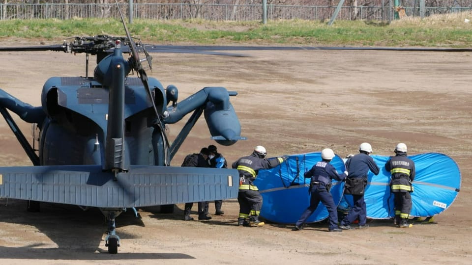 Feuerwehrleute und Polizisten transportieren gerettete Menschen vom vermissten Ausflugsboot «Kazu 1».