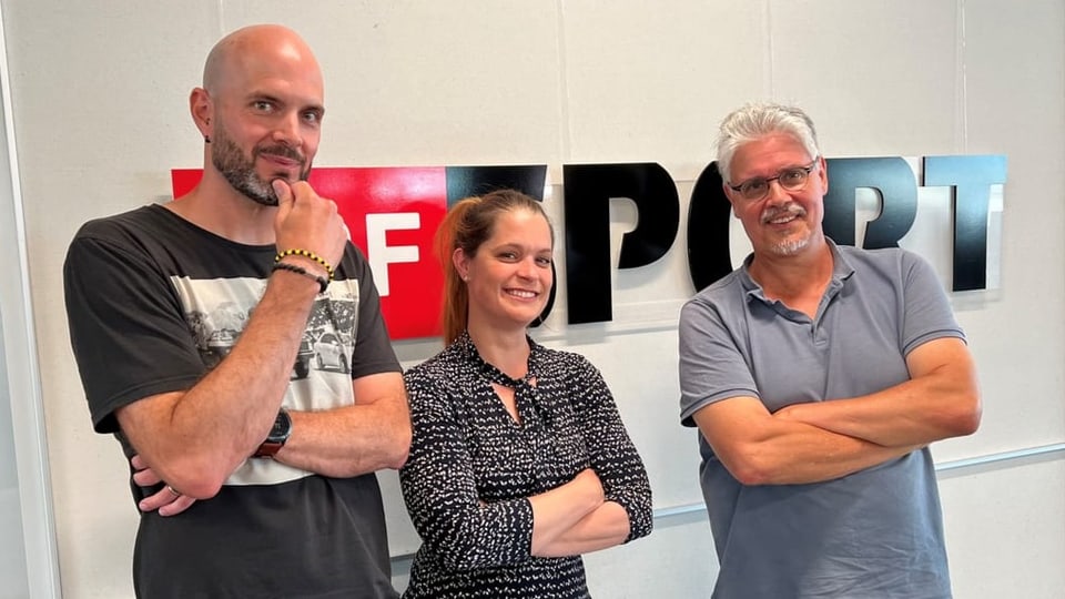 SRF-Experte Tobias Gross, Moderatorin Michèle Schönbachler und Schwimm-TrainerGerard Moerland
