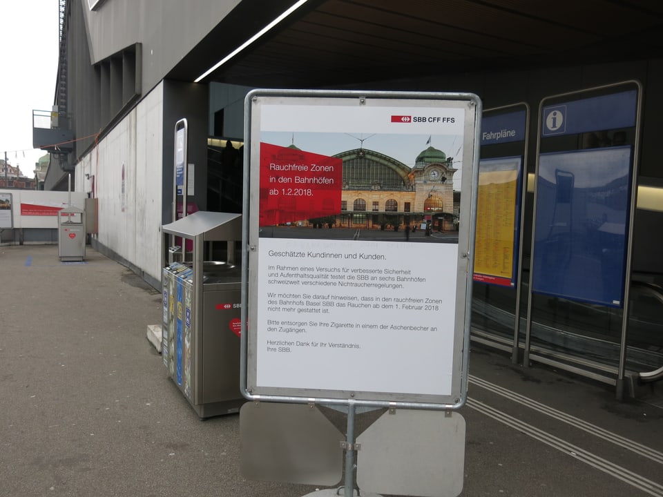 Ein Plakat beim Eingang zum Bahnhof mit dem Hinweis auf das Rauchverbot.