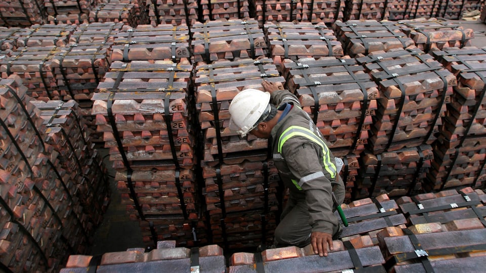 Ein Hafenarbeiter kontrolliert in einem Hafen in Chile eine Kupfersendung, die nach Asien exportiert werden soll. 