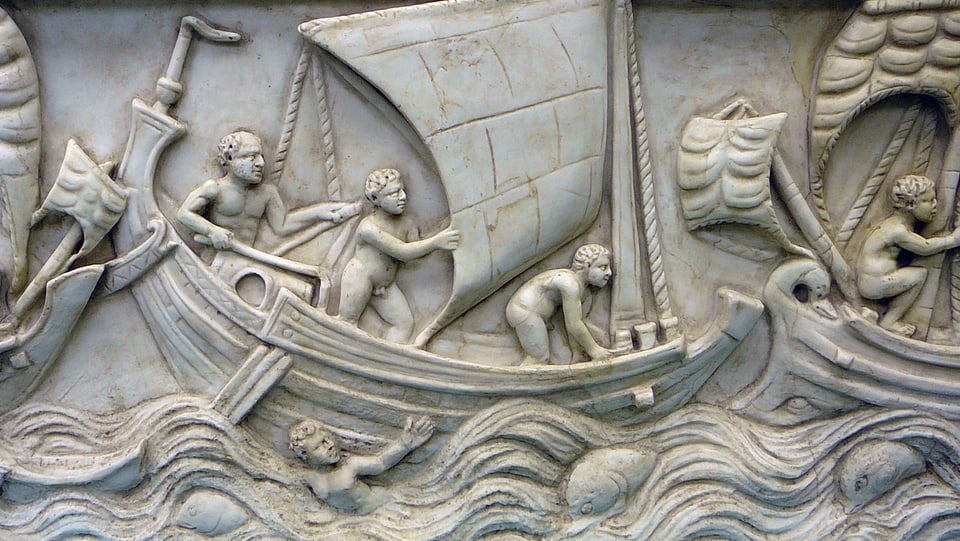 Ein dreidimensionales Bild einer Schlacht auf dem Meer. Sie ist in weissen Stein gemeisselt.