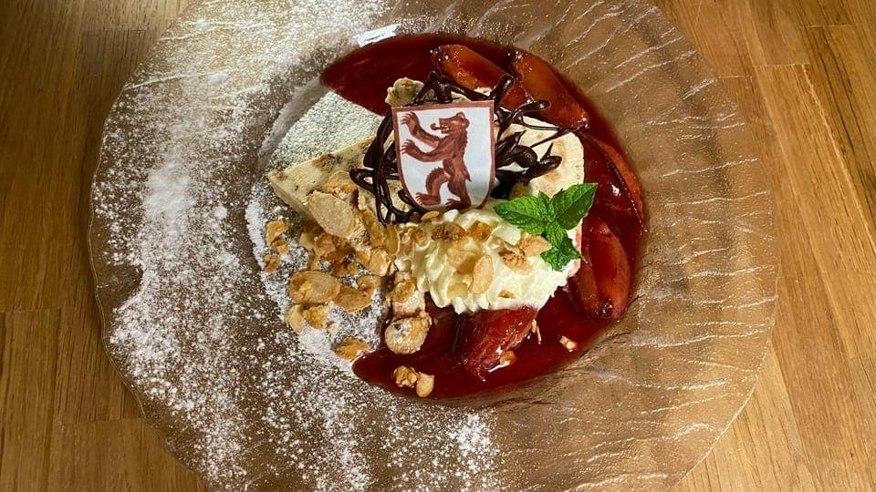 Der Biberfladenparfait mit heissen Rotwein Zwetschgen von Landfrau Marianne Dietrich