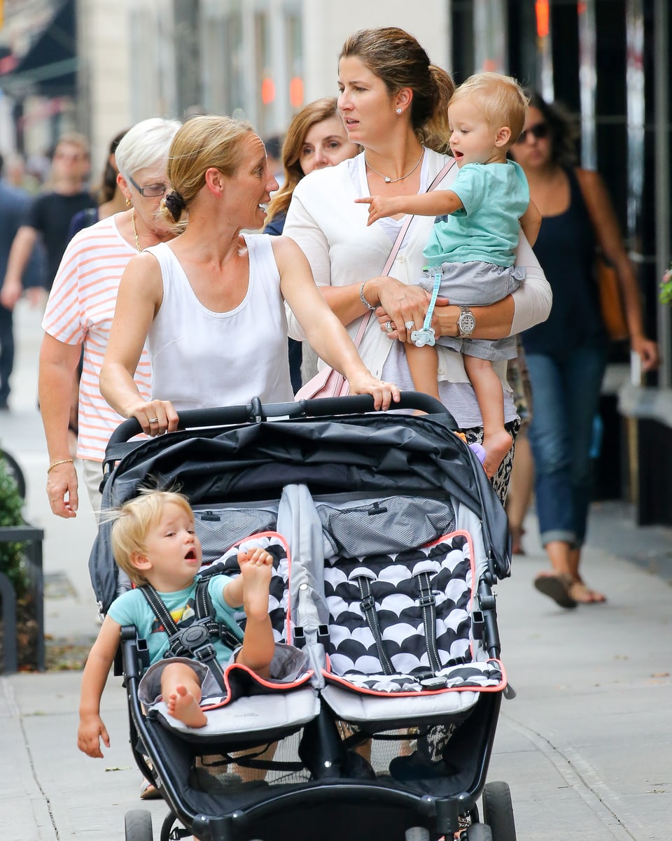 Leo, Lenny und Mirka Federer spazieren mit Kindermädchen und Wagen durch New York.