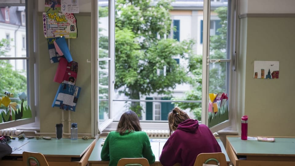 Fenster, zwei Schüler