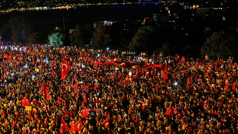 Haben alle eine SMS erhalten: Tausende jubelnder Türken