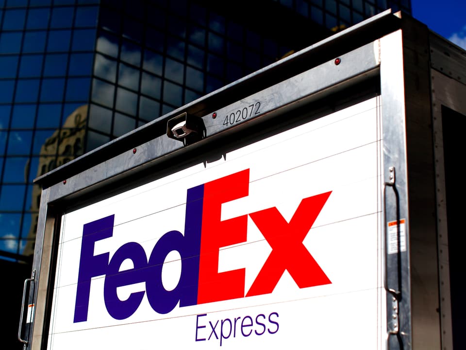 FedEx Lastwagen vor Bürofassade