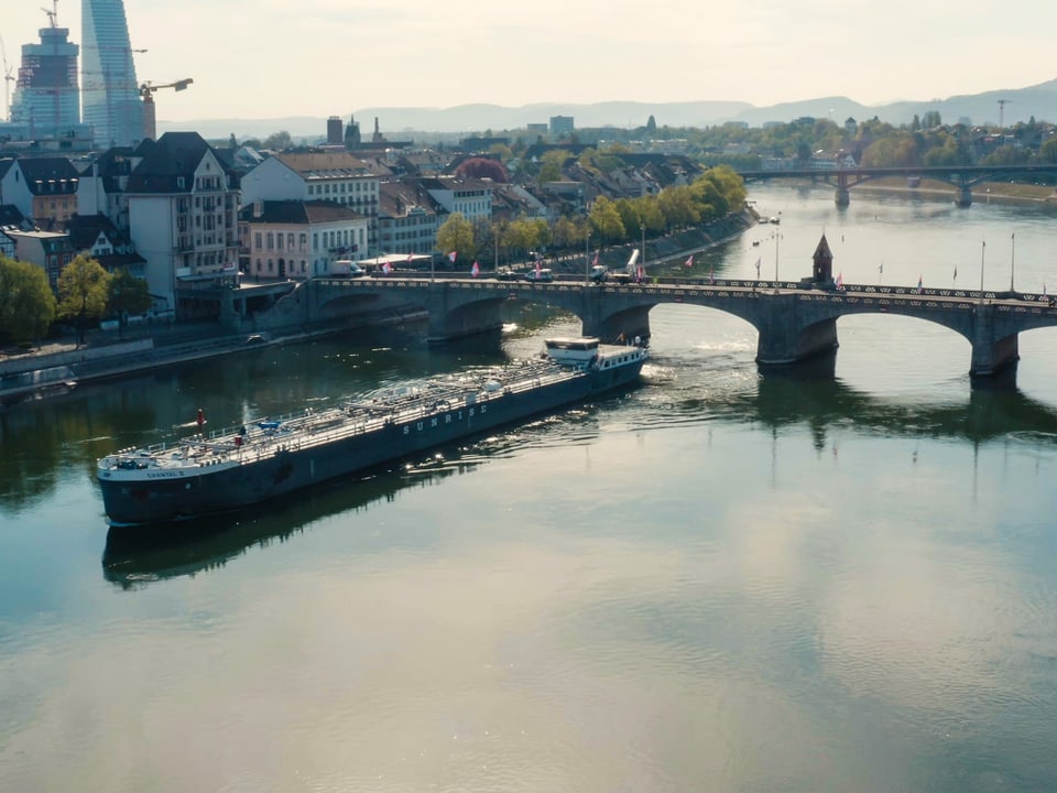 Mittlere Brücke über den Rhein und ein Schiff, das unten durchfährt.