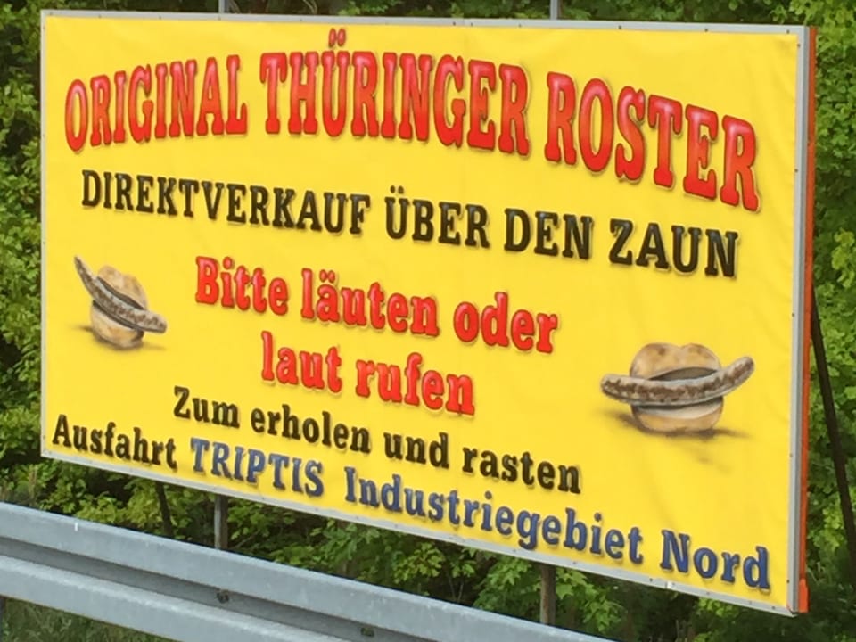 Ein gelbes Plakat mit der roten Aufschrift «Original Thüringer Roster».