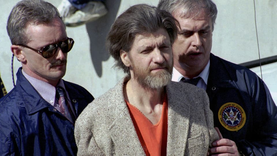 4. April 1996: Ted Kaczynski, von Bundesbeamten flankiert.
