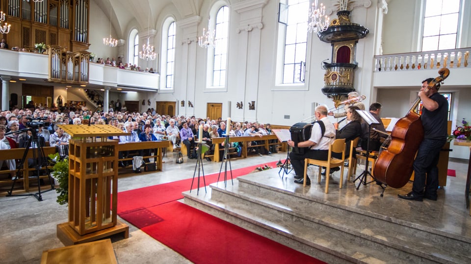 Ländlerformation spielt in der Kirche Weggis auf
