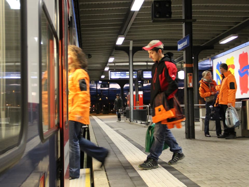 Katia und Matteo steigen in den Zug ein.