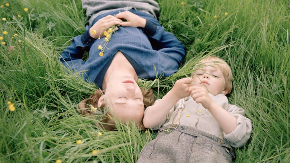 Träumt von einer gemeinsamen Zukunft: Astrid mit ihrem Sohn Lasse auf einer Blumenwiese.