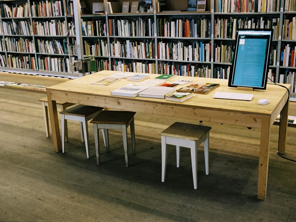 Tisch in der Bibliothek Sitterwerk in St. Gallen.