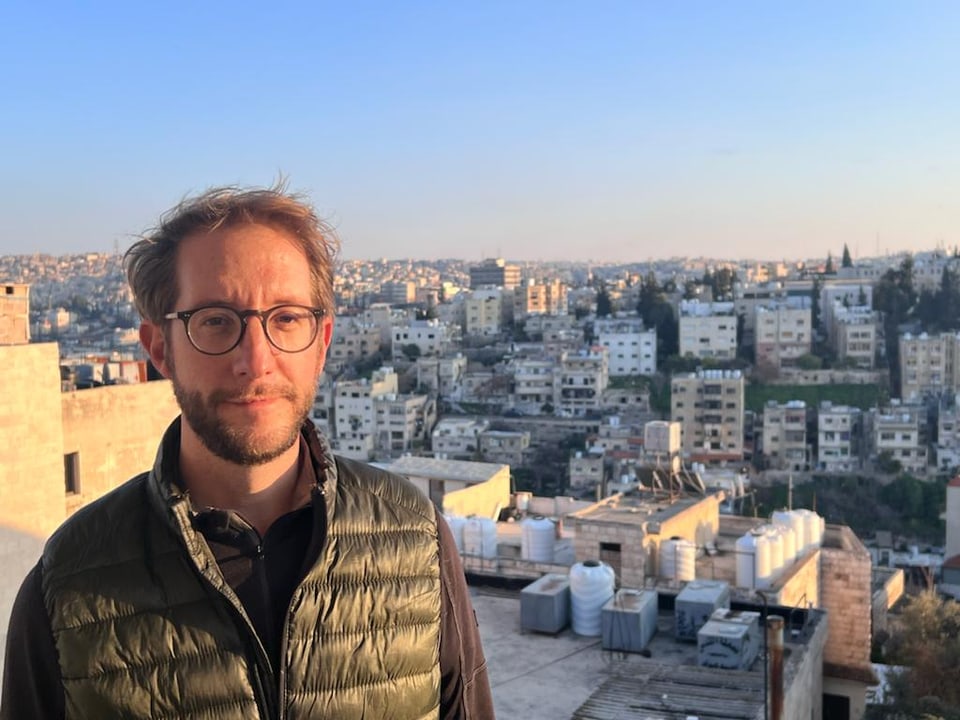 Nahost-Korrespondent Thomas Gutersohn steht im Sonnenuntergang in einer Stadt im Nahen Osten.