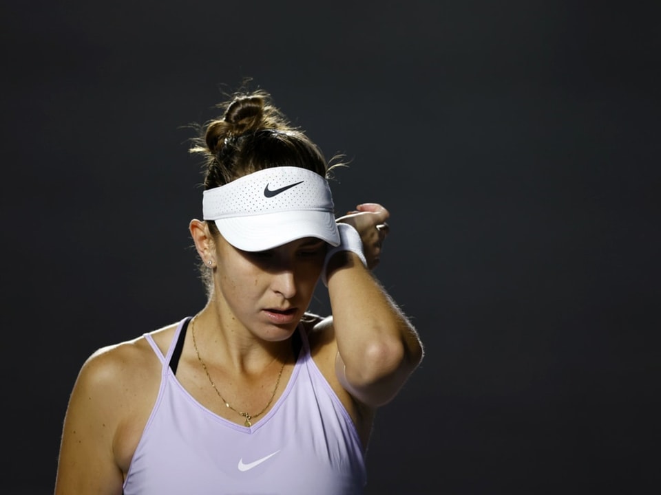 Belinda Bencic trocknet sich Schweiss ab,