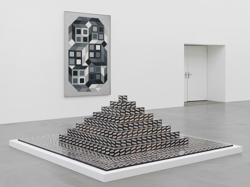 Die Pyramide von Victor Vasarely in Seitenansicht.