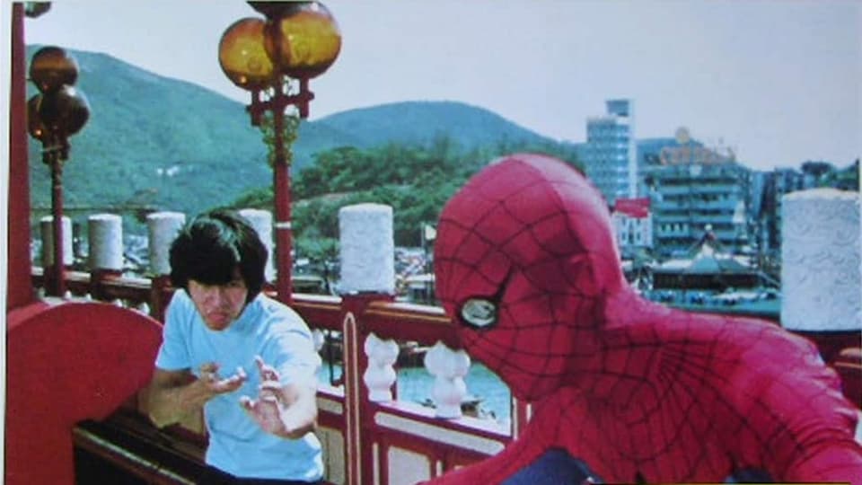 Spider-Man kämpf auf dem Dach gegen einen Asiaten.
