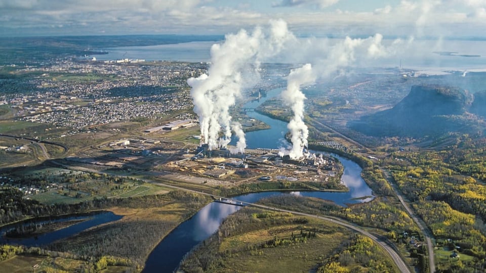 Die Stadt Thunder Bay von oben. Im Hintergrund kann man den See sehen.