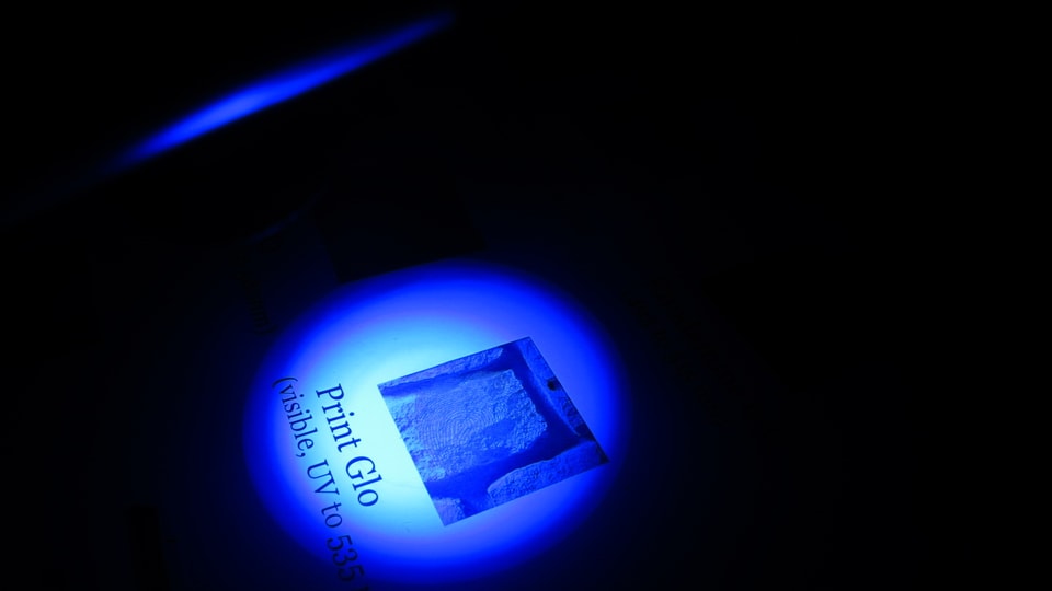 Fingerabdruck unter UV-Licht.