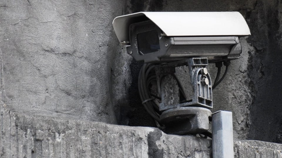 Überwachungskamera an Mauer. 