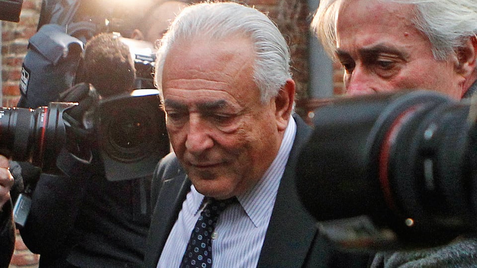 Strauss-Kahn wird von Journalisten belagert.