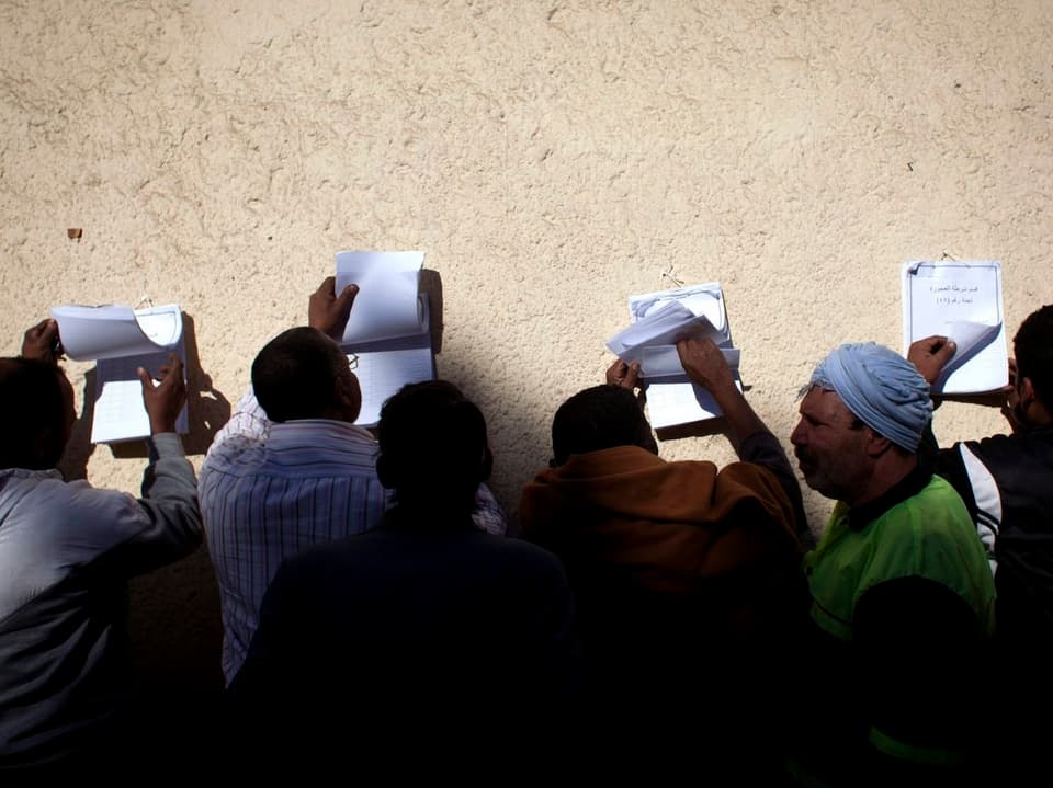 Wahlberechtigte stöbern in den Wahllisten.