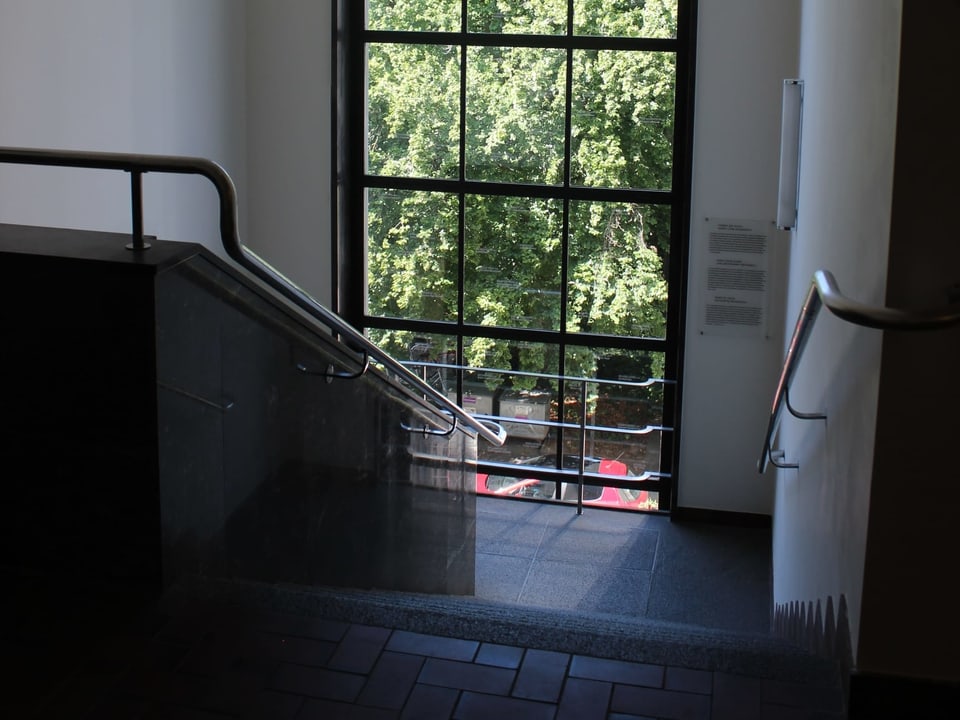 Und so sieht es von Innen aus: Die hohen Fenster und schlichten Treppen im Alpinen Museum. 