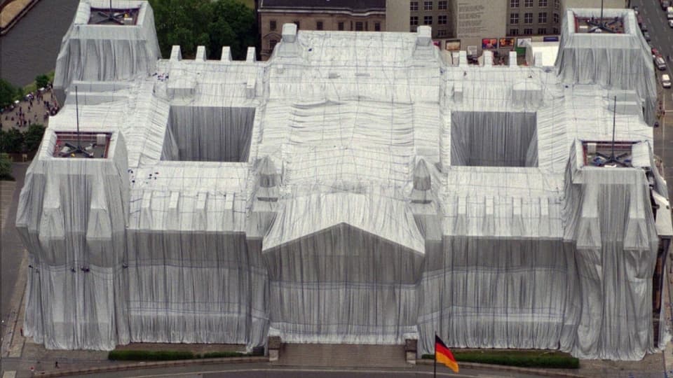 1995 verhüllte Christo den Berliner Reichstag.