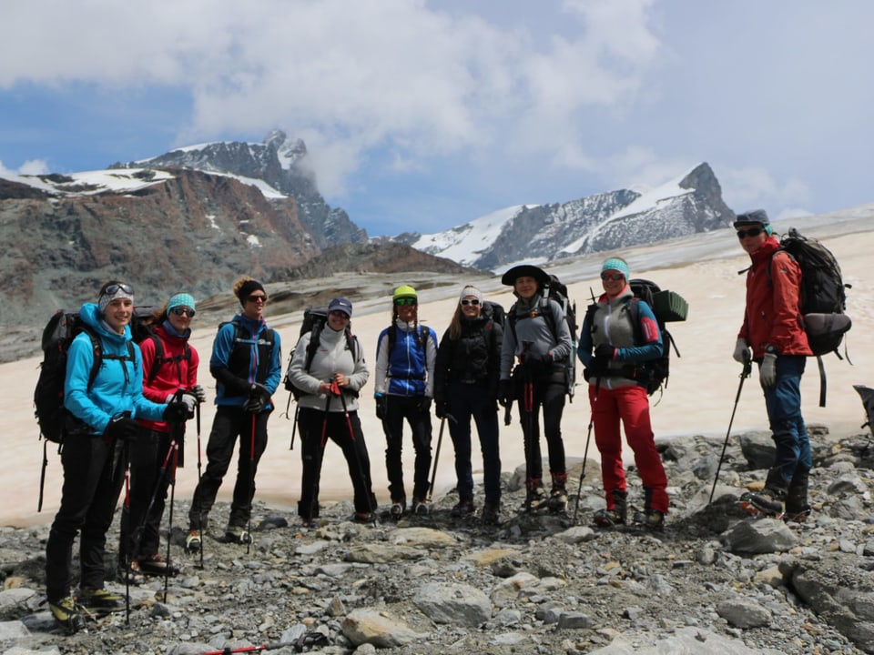 Frauengruppe vor dem Gletscher.